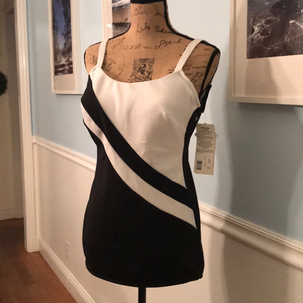 Gorgeous flattering one piece swimsuit size 14. 🖤
